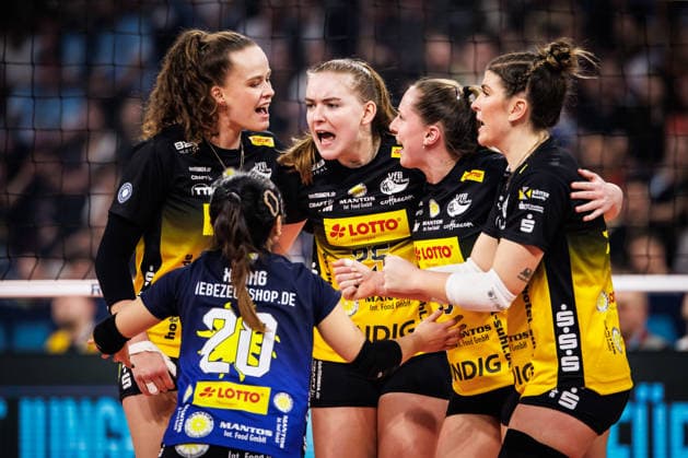28.02.2026, SAP Arena, Mannheim Volleyball, DVV-Pokal Finale, VfB Suhl LOTTO Thüringen Thueringen vs. Allianz MTV Stuttgart Jubel Xiang-Chen Lai ( 20 Suhl), Laura Berger ( 11 Suhl), Monika Brancuska ( 25 Suhl), Lara Nagels ( 3 Suhl), Mackenzie Foley ( 8 Suhl)