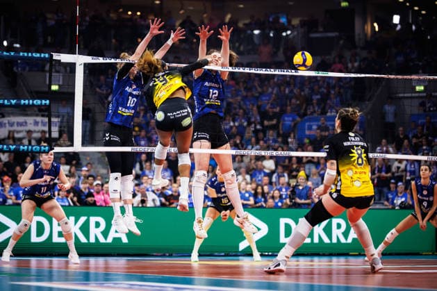 28.02.2026, SAP Arena, Mannheim Volleyball, DVV-Pokal Finale, VfB Suhl LOTTO Thüringen Thueringen vs. Allianz MTV Stuttgart Angriff Sanaa Dotson ( 9 Suhl) - Doppelblock Block Pia Kästner Kaestner ( 10 Stuttgart), Lucia Varela ( 12 Stuttgart)