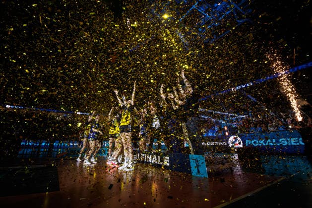 28.02.2026, SAP Arena, Mannheim Volleyball, DVV-Pokal Finale, Siegerehrung Jubel Pokalsieger Suhl Konfetti
