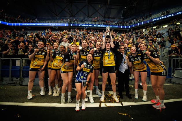 28.02.2026, SAP Arena, Mannheim Volleyball, DVV-Pokal Finale, Siegerehrung Pokalsieger 2026 - VfB Suhl LOTTO Thüringen Thueringen jubelt mit Fans und Pokal