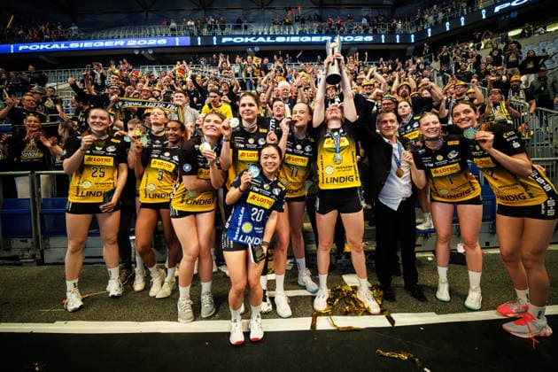 28.02.2026, SAP Arena, Mannheim Volleyball, DVV-Pokal Finale, Siegerehrung Pokalsieger 2026 - VfB Suhl LOTTO Thüringen Thueringen jubelt mit Fans und Pokal