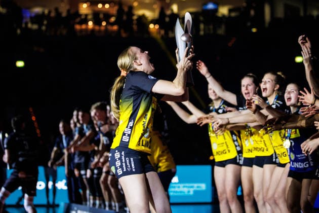 28.02.2026, SAP Arena, Mannheim Volleyball, DVV-Pokal Finale, Siegerehrung Roosa Laakonen ( 4 Suhl) mit Pokal Trophy