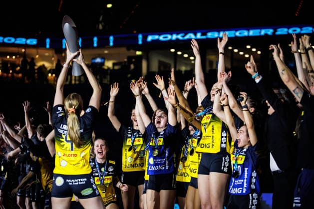 28.02.2026, SAP Arena, Mannheim Volleyball, DVV-Pokal Finale, Siegerehrung Roosa Laakonen ( 4 Suhl) mit Pokal Trophy vor Mitspielerinnen Lara Nagels ( 3 Suhl), Irene del Carmen Ramos Mencia ( 2 Suhl), Emma Sambale ( 7 Suhl), Sanaa Dotson ( 9 Suhl), Svea Naujack ( 1 Suhl), Xiang-Chen Lai ( 20 Suhl)