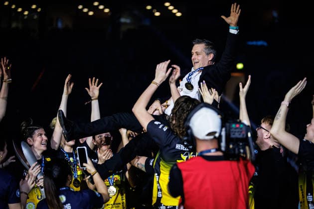 28.02.2026, SAP Arena, Mannheim Volleyball, DVV-Pokal Finale, Siegerehrung Pokalsieger Suhl lässt Laszlo Hollosy (Trainer Coach Suhl) hochleben