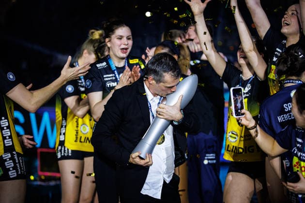 28.02.2026, SAP Arena, Mannheim Volleyball, DVV-Pokal Finale, Siegerehrung Laszlo Hollosy (Trainer Coach Suhl) küsst Pokal