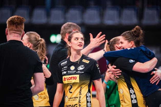 DVV-Pokal VfB Suhl Lotto Thüringen - Allianz MTV Stuttgart 28.02.2026 Irene del Carmen Ramos Mencia (VfB Suhl LOTTO Thüringen, 2) guckt zu den Fans; Volleyball, Zoi DVV-Pokalfinale: VfB Suhl LOTTO Thüringen vs. Allianz MTV Stuttgart am 28.02.2026 in der SAP-Arena, Mannheim Copyright: xBEAUTIFULxSPORTS Tonhäuserx