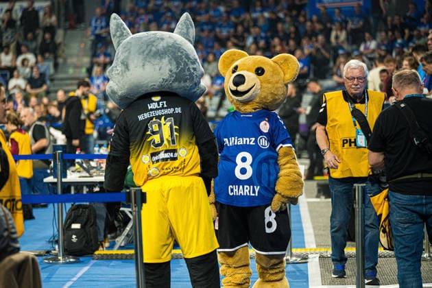 Volleyball I Frauen I Saison 2025-2026 I Zoi DVV-Pokalfinale I VfB Suhl LOTTO Thüringen - Allianz MTV Stuttgart I 28.02.2026 Maskottchen Charly (Allianz MTV Stuttgart) und Wolfi (VfB Suhl LOTTO Thüringen, 1) am Feldrand Copyright: xLobeca Björn-OlexKehmx