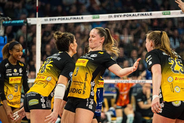 Volleyball I Frauen I Saison 2025-2026 I Zoi DVV-Pokalfinale I VfB Suhl LOTTO Thüringen - Allianz MTV Stuttgart I 28.02.2026 Jubel Freude Lara Nagels (VfB Suhl LOTTO Thüringen, 3) und Mackenzie Foley (VfB Suhl LOTTO Thüringen, 8) Copyright: xLobeca Björn-OlexKehmx