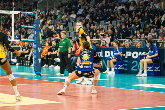 Volleyball I Frauen I Saison 2025-2026 I Zoi DVV-Pokalfinale I VfB Suhl LOTTO Thüringen - Allianz MTV Stuttgart I 28.02.2026 Annahme Baggern Fabiana Mottis (7, Allianz MTV Stuttgart) Copyright: xLobeca Björn-OlexKehmx