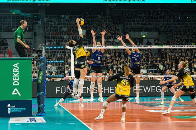 Volleyball I Frauen I Saison 2025-2026 I Zoi DVV-Pokalfinale I VfB Suhl LOTTO Thüringen - Allianz MTV Stuttgart I 28.02.2026 Angriff Mackenzie Foley (VfB Suhl LOTTO Thüringen, 8) gegen Block Pauline Martin (11, Allianz MTV Stuttgart) und Anna Koulberg (9, Allianz MTV Stuttgart) Copyright: xLobeca Björn-OlexKehmx