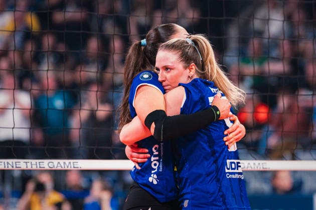 DVV-Pokal VfB Suhl Lotto Thüringen - Allianz MTV Stuttgart 28.02.2026 Mikala Mogensen (16, Allianz MTV Stuttgart) umarmt Eleanor Joyce Holthaus (8, Allianz MTV Stuttgart); Volleyball, Zoi DVV-Pokalfinale: VfB Suhl LOTTO Thüringen vs. Allianz MTV Stuttgart am 28.02.2026 in der SAP-Arena, Mannheim Copyright: xBEAUTIFULxSPORTS Tonhäuserx