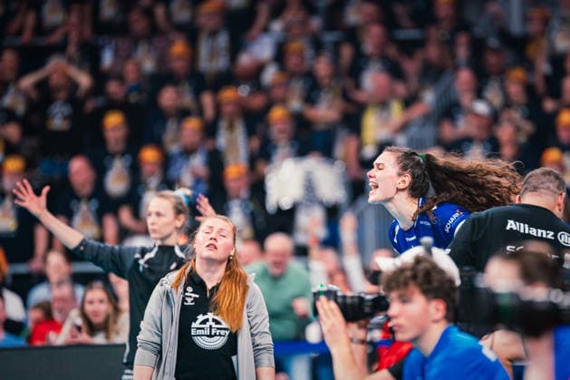 DVV-Pokal VfB Suhl Lotto Thüringen - Allianz MTV Stuttgart 28.02.2026 Lucia Varela (12, Allianz MTV Stuttgart) schreit von der Bank; Volleyball, Zoi DVV-Pokalfinale: VfB Suhl LOTTO Thüringen vs. Allianz MTV Stuttgart am 28.02.2026 in der SAP-Arena, Mannheim Copyright: xBEAUTIFULxSPORTS Tonhäuserx