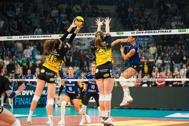 Volleyball I Frauen I Saison 2025-2026 I Zoi DVV-Pokalfinale I VfB Suhl LOTTO Thüringen - Allianz MTV Stuttgart I 28.02.2026 Block Laura Berger (VfB Suhl LOTTO Thüringen, 11), Monika Brancuska (VfB Suhl LOTTO Thüringen, 25) Copyright: xLobeca Björn-OlexKehmx