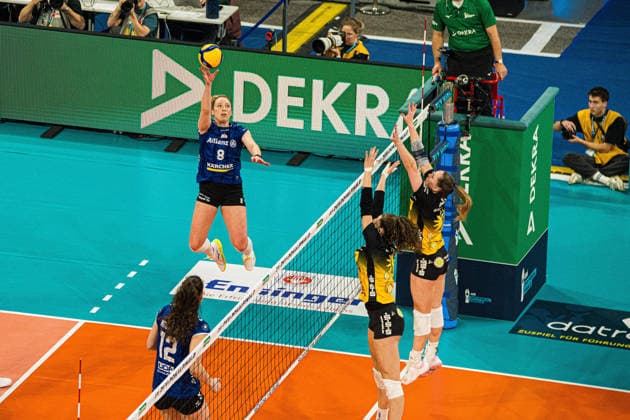 Volleyball I Frauen I Saison 2025-2026 I Zoi DVV-Pokalfinale I VfB Suhl LOTTO Thüringen - Allianz MTV Stuttgart I 28.02.2026 Angriff Eleanor Joyce Holthaus (8, Allianz MTV Stuttgart) Copyright: xLobeca Björn-OlexKehmx