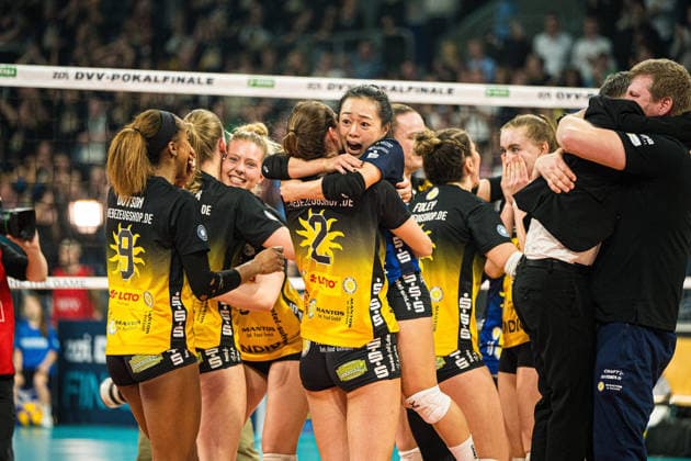 Volleyball I Frauen I Saison 2025-2026 I Zoi DVV-Pokalfinale I VfB Suhl LOTTO Thüringen - Allianz MTV Stuttgart I 28.02.2026 Mannschaft des VfB Suhl LOTTO Thüringen jubelt nach Pokalsieg Copyright: xLobeca Björn-OlexKehmx