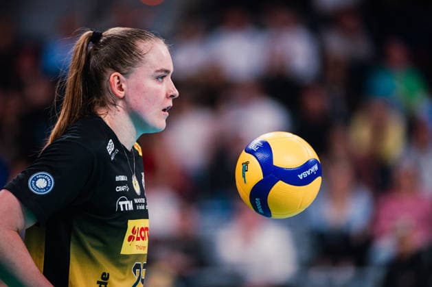 DVV-Pokal VfB Suhl Lotto Thüringen - Allianz MTV Stuttgart 28.02.2026 Monika Brancuska (VfB Suhl LOTTO Thüringen, 25) vor dem Aufschlag; Volleyball, Zoi DVV-Pokalfinale: VfB Suhl LOTTO Thüringen vs. Allianz MTV Stuttgart am 28.02.2026 in der SAP-Arena, Mannheim Copyright: xBEAUTIFULxSPORTS Tonhäuserx