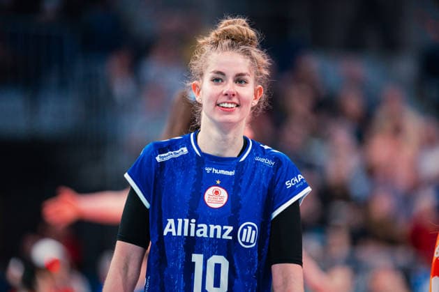 DVV-Pokal VfB Suhl Lotto Thüringen - Allianz MTV Stuttgart 28.02.2026 Pia Kästner (10, Allianz MTV Stuttgart) lächelt vor dem Aufschlag; Volleyball, Zoi DVV-Pokalfinale: VfB Suhl LOTTO Thüringen vs. Allianz MTV Stuttgart am 28.02.2026 in der SAP-Arena, Mannheim Copyright: xBEAUTIFULxSPORTS Tonhäuserx