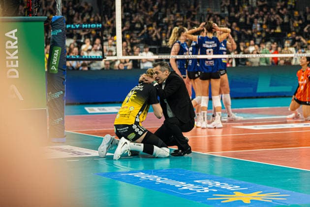 Volleyball I Frauen I Saison 2025-2026 I Zoi DVV-Pokalfinale I VfB Suhl LOTTO Thüringen - Allianz MTV Stuttgart I 28.02.2026 Jubel Freude Roosa Laakkonen (VfB Suhl LOTTO Thüringen, 4) und Laszlo Hollosy (Trainer VfB Suhl LOTTO Thüringen) nach Pokalsieg Copyright: xLobeca Björn-OlexKehmx