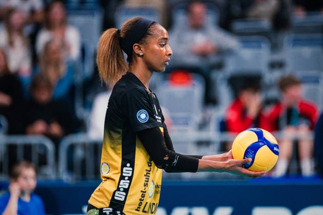 DVV-Pokal VfB Suhl Lotto Thüringen - Allianz MTV Stuttgart 28.02.2026 Sanaa Dotson (VfB Suhl LOTTO Thüringen, 9) vor dem Aufschlag; Volleyball, Zoi DVV-Pokalfinale: VfB Suhl LOTTO Thüringen vs. Allianz MTV Stuttgart am 28.02.2026 in der SAP-Arena, Mannheim Copyright: xBEAUTIFULxSPORTS Tonhäuserx