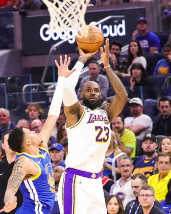 (260301) -- SAN FRANCISCO, March 1, 2026 -- LeBron James (R) of Los Angeles Lakers shoots during the 2025-2026 NBA, Basketball Herren, USA regular season basketball game between Los Angeles Lakers and Golden State Warriors in San Francisco, the United States, Feb. 28, 2026. (Photo by Xinhua) (SP)U.S.-SAN FRANCISCO-BASKETBALL-NBA-LAKERS VS WARRIORS DongxXudong 