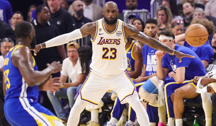 (260301) -- SAN FRANCISCO, March 1, 2026 -- LeBron James of Los Angeles Lakers defends during the 2025-2026 NBA, Basketball Herren, USA regular season basketball game between Los Angeles Lakers and Golden State Warriors in San Francisco, the United States, Feb. 28, 2026. (Photo by Xinhua) (SP)U.S.-SAN FRANCISCO-BASKETBALL-NBA-LAKERS VS WARRIORS DongxXudong 