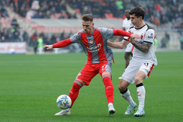 1st March 2026; Stadio Giovanni Zini, Cremona, Lombardy, Italy, Serie A Football, Cremonese versus AC Milan; Jari Vandeputte of US Cremonese under pressure from Christian Pulisic of AC Milan  EmanuelexPennacchio