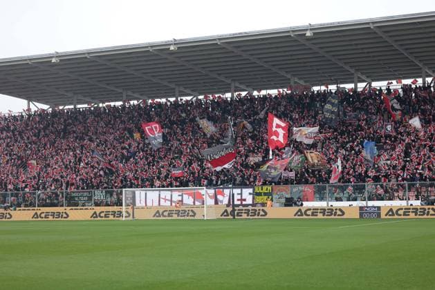 US Cremonese s fans wave a flag before kick-off during the match of 6th day of the Serie A Championship between US Cremonese vs AC Milan at the Giovanni Zini Stadium on 1 March 2026 in Cremona, CR.  Copyright: xEmanuelexPennacchio IPAxSportx xipa-agency.netx xx IPA_72210641 IPA_Agency_IPA72210641