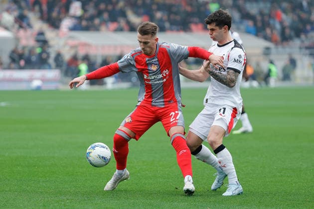 Jari Vandeputte of US Cremonese under pressure from Christian Pulisic of AC Milan during the match of 6th day of the Serie A Championship between US Cremonese vs AC Milan at the Giovanni Zini Stadium on 1 March 2026 in Cremona, CR.  Copyright: xEmanuelexPennacchio IPAxSportx xipa-agency.netx xx IPA_72210680 IPA_Agency_IPA72210680