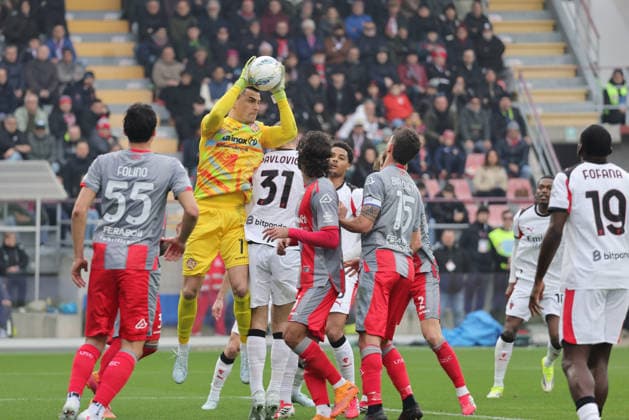 Cremonese s Emil Audero during the Serie A soccer match between Cremonese and Milan at the Giovanni Zini Stadium in Cremona Italy - Sunday, march 1 2026 - Soccer .  Copyright: xAlbertoxMariani LaPressex