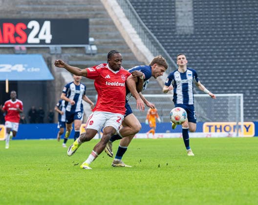 Fussball, Herren, Saison 2025 2026, 2. Bundesliga (24. Spieltag), Hertha BSC - 1. FC Nürnberg, v.l. Mohamed Ali Zoma (Nürnberg), Marton Dardai (Hertha BSC), 01.03. 2026,