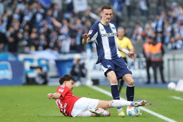 01.03.2026, xtgx, Fussball - 2.Bundesliga Hertha BSC Berlin - 1.FC Nuernberg emspor, v.l. Berkay Yilmaz (Nuernberg, 21), Niklas Kolbe (Hertha, 27) Zweikampf, Duell, Kampf, tackle (DFL DFB REGULATIONS PROHIBIT ANY USE OF PHOTOGRAPHS as IMAGE SEQUENCES and or QUASI-VIDEO) Berlin