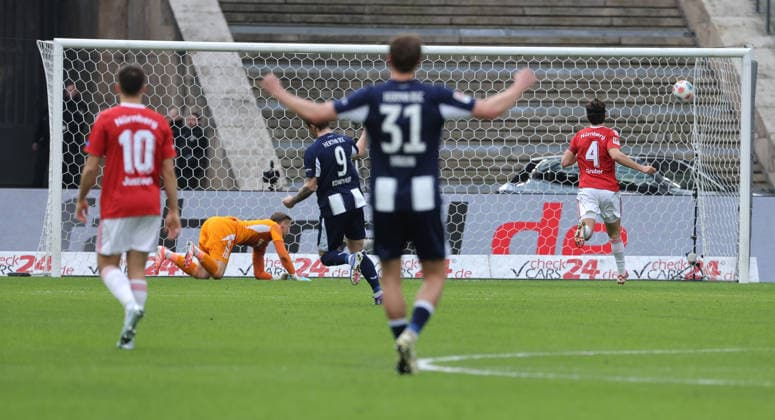 Torwart Jan Reichert kassiert das Tor zum 1:0 durch Josip Brekalo (nicht im Bild) Fußball Fussball DFL 2. Bundesliga Herren 24. Spieltag Saison 2025 2026 01.03.2026 Hertha BSC Berlin vs. 1.FC Nürnberg FCN DFL regulations prohibit any use of photographs as image sequences and or quasi-video