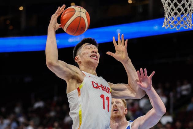 (260301) -- PASAY CITY, March 1, 2026 -- Yu Jiahao (L) of China competes against Brandon Gilbeck (R) of Chinese Taipei during the match between China and Chinese Taipei at the FIBA World Cup Asian Qualifiers in Pasay City, the Philippines, on March 1, 2026. ) (SP)PHILIPPINES-PASAY CITY-FIBA WORLD CUP-ASIAN QUALIFIERS ROUELLExUMALI 