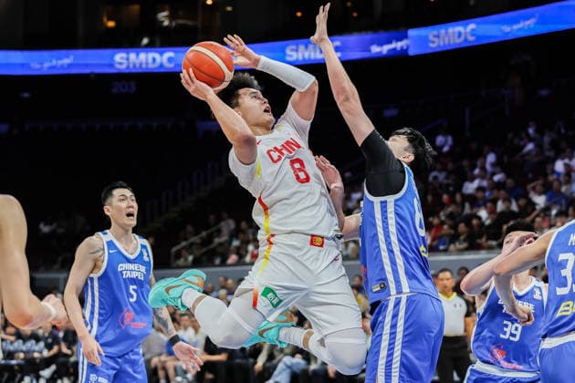 (260301) -- PASAY CITY, March 1, 2026 -- Zhao Rui (C) of China competes during the match between China and Chinese Taipei at the FIBA World Cup Asian Qualifiers in Pasay City, the Philippines, on March 1, 2026. ) (SP)PHILIPPINES-PASAY CITY-FIBA WORLD CUP-ASIAN QUALIFIERS ROUELLExUMALI 