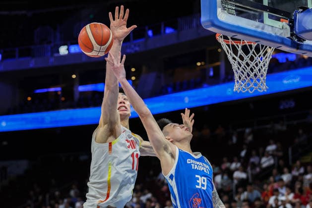 (260301) -- PASAY CITY, March 1, 2026 -- Yu Jiahao (L) of China blocks the shot of Justin Lu (R) of Chinese Taipei during the match between China and Chinese Taipei at the FIBA World Cup Asian Qualifiers in Pasay City, the Philippines, on March 1, 2026. ) (SP)PHILIPPINES-PASAY CITY-FIBA WORLD CUP-ASIAN QUALIFIERS ROUELLExUMALI 