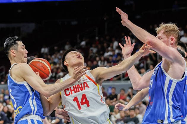 (260301) -- PASAY CITY, March 1, 2026 -- Li Hongquan (C) of China competes during the match between China and Chinese Taipei at the FIBA World Cup Asian Qualifiers in Pasay City, the Philippines, on March 1, 2026. ) (SP)PHILIPPINES-PASAY CITY-FIBA WORLD CUP-ASIAN QUALIFIERS ROUELLExUMALI 