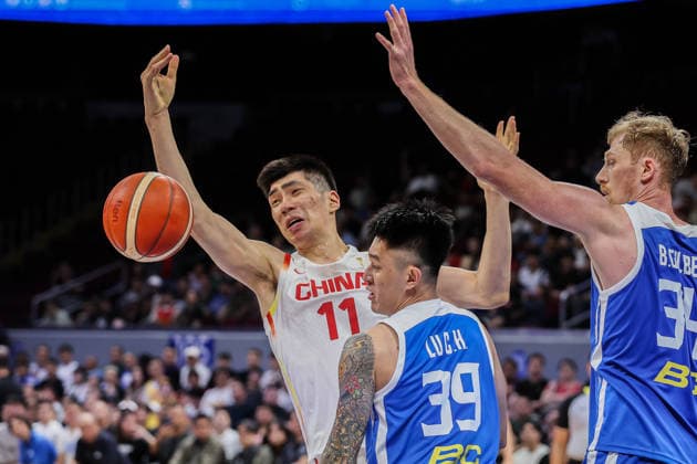 (260301) -- PASAY CITY, March 1, 2026 -- Yu Jiahao (L) of China competes during the match between China and Chinese Taipei at the FIBA World Cup Asian Qualifiers in Pasay City, the Philippines, on March 1, 2026. ) (SP)PHILIPPINES-PASAY CITY-FIBA WORLD CUP-ASIAN QUALIFIERS ROUELLExUMALI 