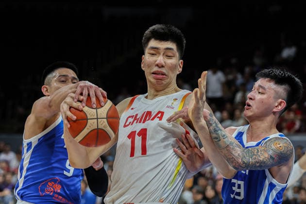(260301) -- PASAY CITY, March 1, 2026 -- Yu Jiahao (C) of China competes during the match between China and Chinese Taipei at the FIBA World Cup Asian Qualifiers in Pasay City, the Philippines, on March 1, 2026. ) (SP)PHILIPPINES-PASAY CITY-FIBA WORLD CUP-ASIAN QUALIFIERS ROUELLExUMALI 