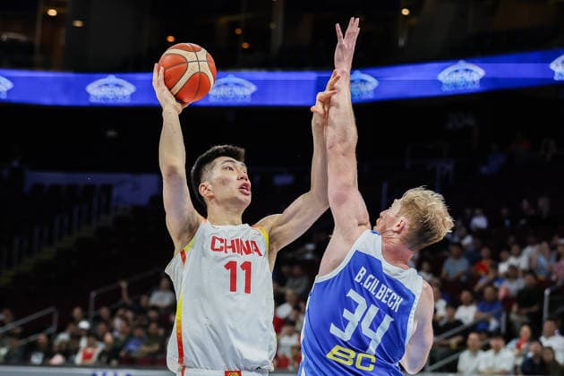 (260301) -- PASAY CITY, March 1, 2026 -- Yu Jiahao (L) of China competes against Brandon Gilbeck (R) of Chinese Taipei during the match between China and Chinese Taipei at the FIBA World Cup Asian Qualifiers in Pasay City, the Philippines, on March 1, 2026. ) (SP)PHILIPPINES-PASAY CITY-FIBA WORLD CUP-ASIAN QUALIFIERS ROUELLExUMALI 