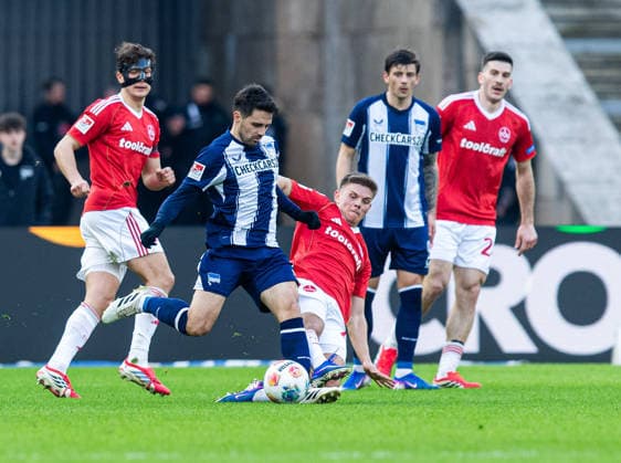 Fussball, Herren, Saison 2025 2026, 2. Bundesliga (24. Spieltag), Hertha BSC - 1. FC Nürnberg, v.l. Josip Brekalo (Hertha BSC), Finn Becker (Nürnberg), 01.03. 2026,