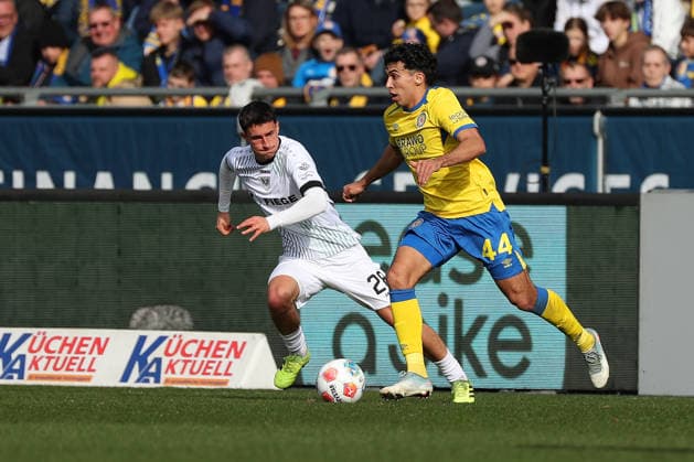 Braunschweig vs. Münster, 2. BL Braunschweig, 01.03.2026, Fußball, Herren, 2. BL, Saison 2025 2026, Eintracht Braunschweig vs. SC Preußen Münster: Marco Meyerhöfer (Münster), Johan Gomez (Eintracht Braunschweig) (DFL DFB REGULATIONS PROHIBIT ANY USE OF PHOTOGRAPHS as IMAGE SEQUENCES and or QUASI-VIDEO) Stadion an der Hamburger Straße Niedersachsen Deutschland