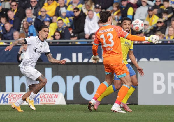 Missverstaendnis zwischen Leon Bell Bell (Eintracht Braunschweig) und Torhueter Elhan Kastrati (Eintracht Braunschweig) Fussball, Herren, Saison 2025 2026 2.BL, Eintracht Stadion, Eintracht Braunschweig gegen SC Preussen Muenster DFL REGULATIONS PROHIBIT ANY USE OF PHOTOGRAPHS AS IMAGE SEQUENCES AND OR QUASI-VIDEO.