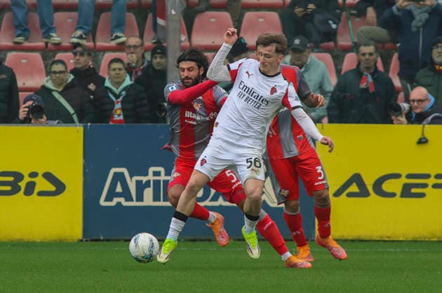 March 1, 2026, Cremona: AC Milan s Alexis Saelemaekers battle for the ball with US Cremonese s Sebastiano Luperto during the italian soccer,Serie A match between US Cremonese vs AC Milan on March 01, 2026 at the Giovanni Zini stadium in Cremona, Italy. ANSA Serie A: Cremonese-Milan  - ZUMAa110 20260301_zaf_a110_142 Copyright: xDavidexCasentinix