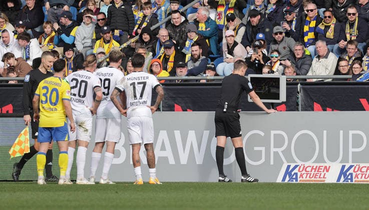 Schiedsrichter Daniel Siebert prueft das Tor zum 0-1 Fussball, Herren, Saison 2025 2026 2.BL, Eintracht Stadion, Eintracht Braunschweig gegen SC Preussen Muenster DFL REGULATIONS PROHIBIT ANY USE OF PHOTOGRAPHS AS IMAGE SEQUENCES AND OR QUASI-VIDEO.