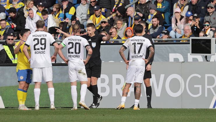 Schiedsrichter Daniel Siebert nimmt das Tor zum 0-1 zurueck Fussball, Herren, Saison 2025 2026 2.BL, Eintracht Stadion, Eintracht Braunschweig gegen SC Preussen Muenster DFL REGULATIONS PROHIBIT ANY USE OF PHOTOGRAPHS AS IMAGE SEQUENCES AND OR QUASI-VIDEO.