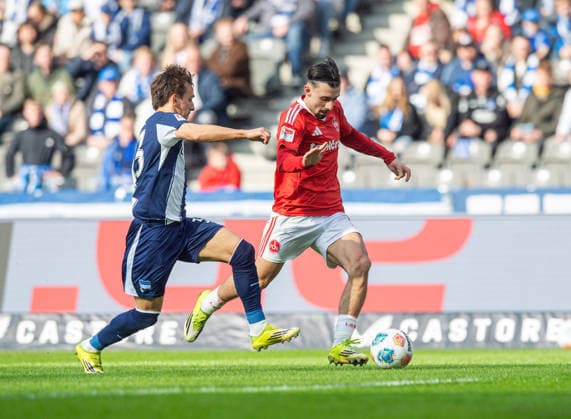Fussball, Herren, Saison 2025 2026, 2. Bundesliga (24. Spieltag), Hertha BSC - 1. FC Nürnberg, v.l. Michal Karbownik (Hertha BSC), Berkay Yilmaz (Nürnberg), 01.03. 2026,