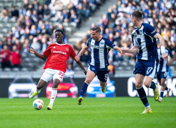 Fussball, Herren, Saison 2025 2026, 2. Bundesliga (24. Spieltag), Hertha BSC - 1. FC Nürnberg, v.l. Rabby Nzingoula (Nürnberg), Paul Seguin (Hertha BSC), Niklas Kolbe (Hertha BSC), 01.03. 2026,