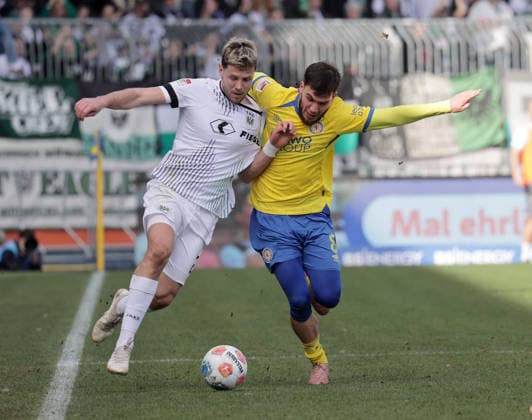 Duell zwischen Imad Rondic (SC Preussen Muenster) und Mehmet Aydin (Eintracht Braunschweig) Fussball, Herren, Saison 2025 2026 2.BL, Eintracht Stadion, Eintracht Braunschweig gegen SC Preussen Muenster DFL REGULATIONS PROHIBIT ANY USE OF PHOTOGRAPHS AS IMAGE SEQUENCES AND OR QUASI-VIDEO.