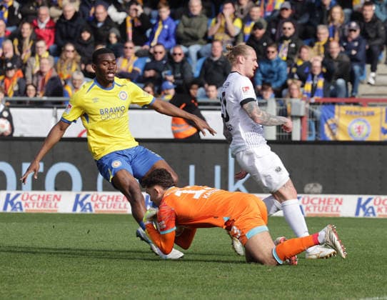 Torhueter Elhan Kastrati (Eintracht Braunschweig) packt zu Fussball, Herren, Saison 2025 2026 2.BL, Eintracht Stadion, Eintracht Braunschweig gegen SC Preussen Muenster DFL REGULATIONS PROHIBIT ANY USE OF PHOTOGRAPHS AS IMAGE SEQUENCES AND OR QUASI-VIDEO.
