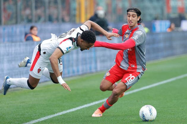Christopher Nkunku of AC Milan under pressure from Youssef Maleh of US Cremonese during the match of 6th day of the Serie A Championship between US Cremonese vs AC Milan at the Giovanni Zini Stadium on 1 March 2026 in Cremona, CR.  Copyright: xEmanuelexPennacchio IPAxSportx xipa-agency.netx xx IPA_72215987 IPA_Agency_IPA72215987